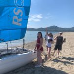 3 apprenties devant un bateau à voie