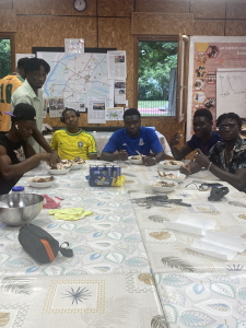 7 apprentis à table