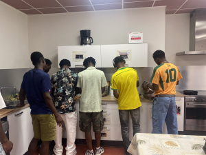 6 jeunes qui font la cuisine ensemble