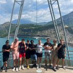 apprentis devant le lac de Serre-Ponçon