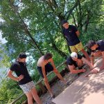Partie de pétanque entre apprentis