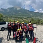 groupe d'apprentis en combinaison et rames pour le canyonning